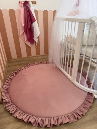 Hrací podložka s volánky ze starorůžového velvetu🫶🏻 zútulní každý pokojíček✨