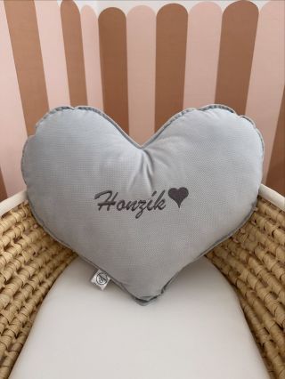 Srdíčko ze světle šedého velvetu pro Honzíka🤍v našem konfigurátoru si můžete navolit každý detail🪡✨