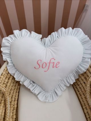 Srdícko s volánky pro Sofii z bílého velvetu😍✨