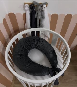Kojící polštář z minky v kombinaci s mušelínem na druhé straně🫶🏻📷 vyrobíme i Vaší vysněnou kombinaci✨ www.modernbaby.cz